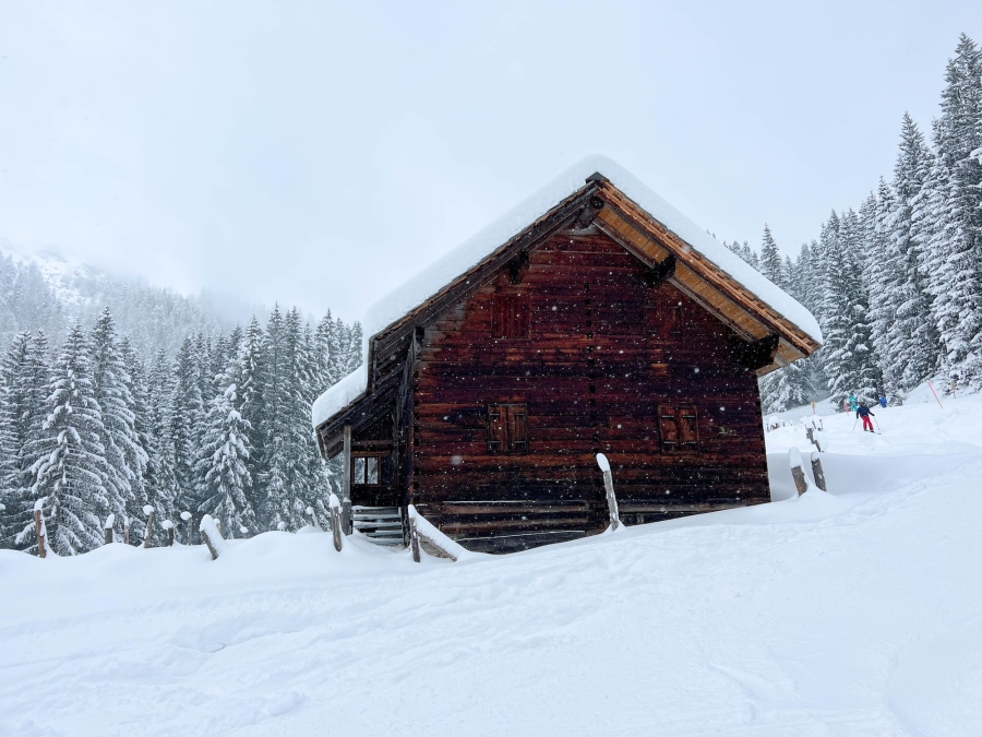 Veel sneeuw op een hut